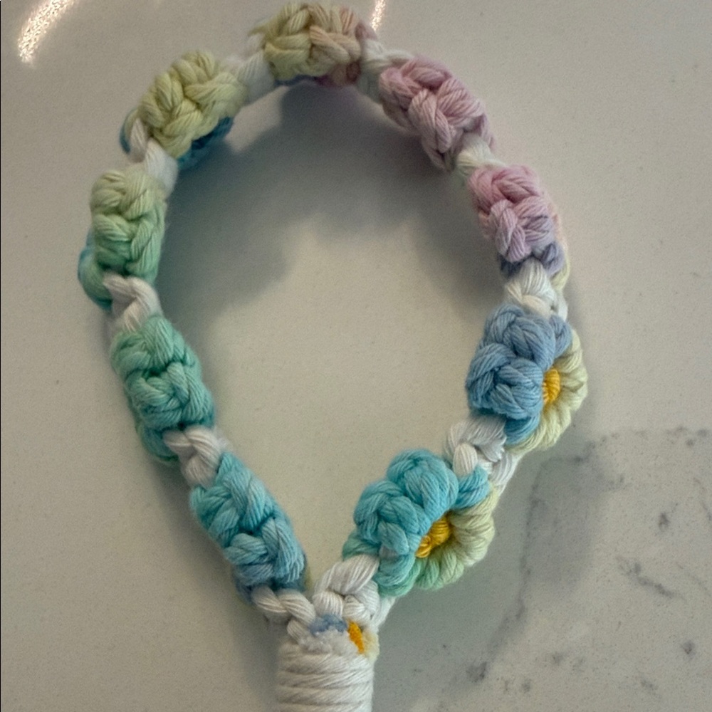 Daisy Macrame Wristlet Keychain - Picture 4 of 8
